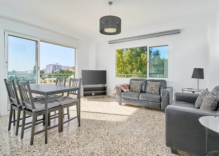 Bright And Spacious 2 Bed Apt