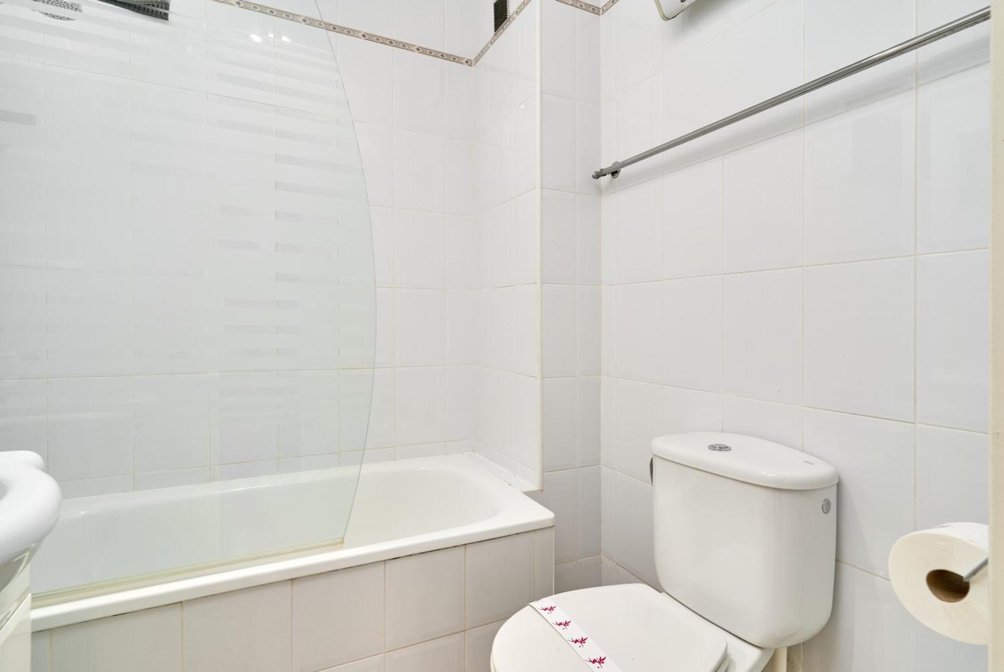 Bright And Spacious 2 Bed Apartment *